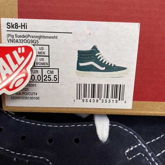 Vans Sk8-Hi
(Pig Suede)Parisian Night/Snow White
VNOA32QG9G5
WMNS sneakers - Picture 16 of 16